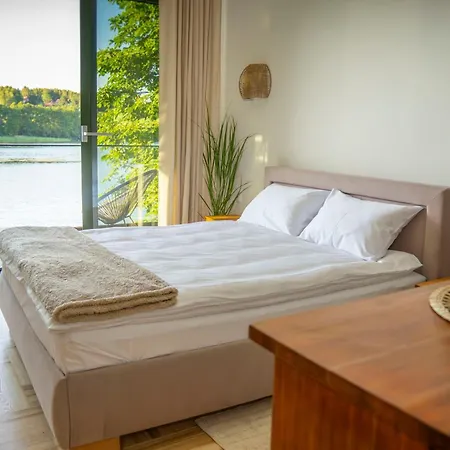 House - Nad Jeziorem Z Pomostem