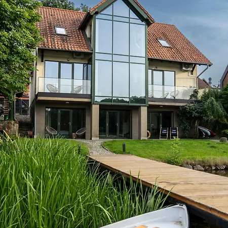 House - Nad Jeziorem Z Pomostem