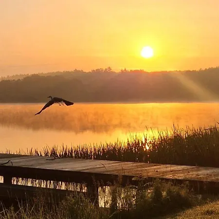 House - Nad Jeziorem Z Pomostem