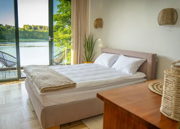 House - Nad Jeziorem Z Pomostem