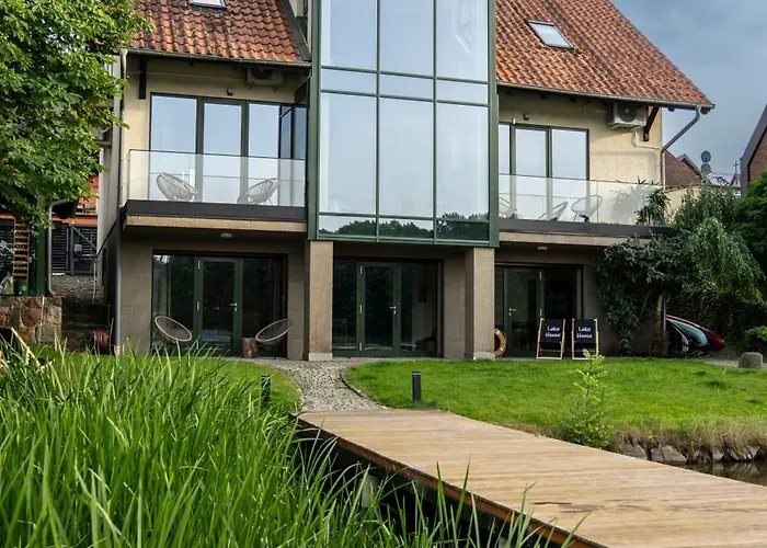 House - Nad Jeziorem Z Pomostem